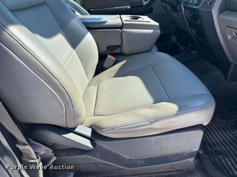 image for item YA2853 2017 Ford F550 Super Duty flatbed truck