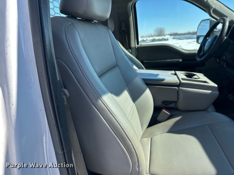 image for item YA2853 2017 Ford F550 Super Duty flatbed truck