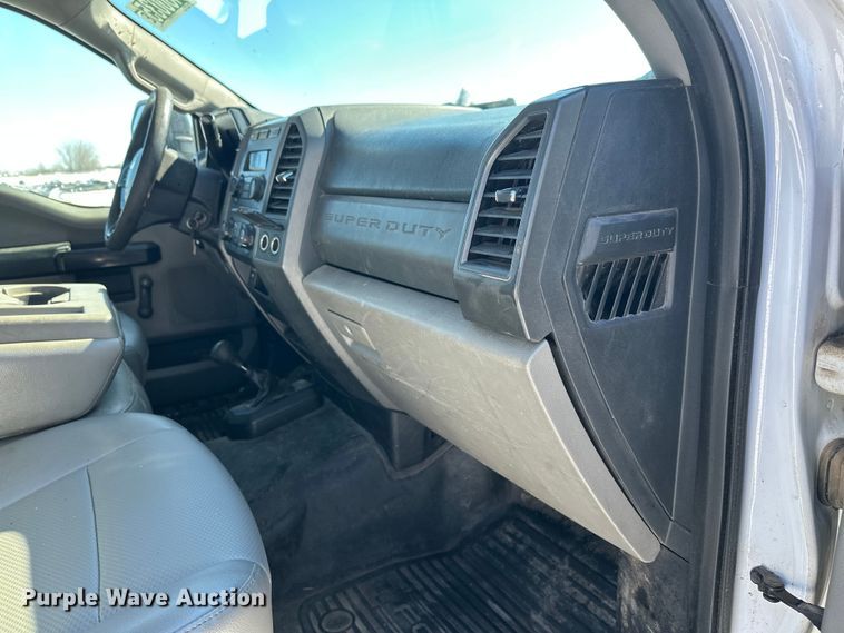 image for item YA2853 2017 Ford F550 Super Duty flatbed truck