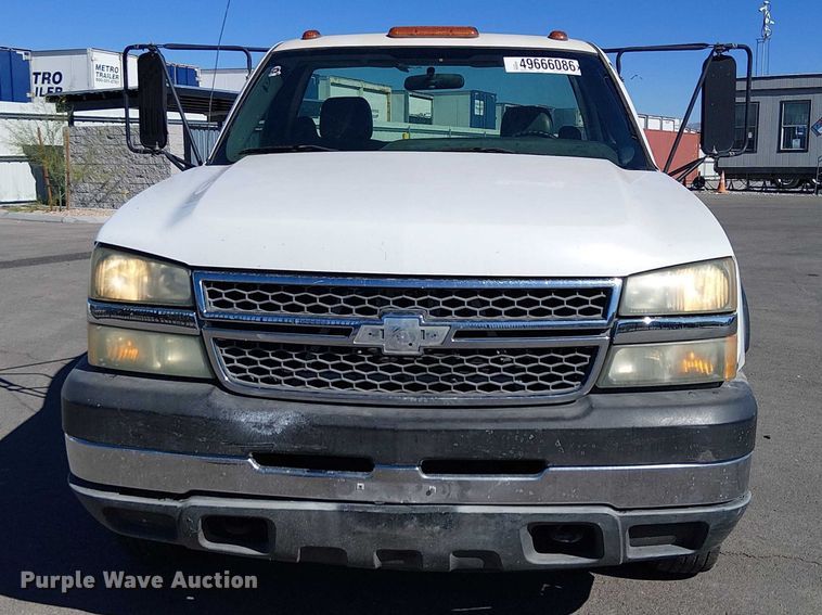 image for item YA3219 2005 Chevrolet Silverado 3500 pickup truck cab and chassis