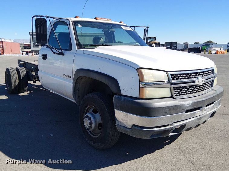 image for item YA3219 2005 Chevrolet Silverado 3500 pickup truck cab and chassis