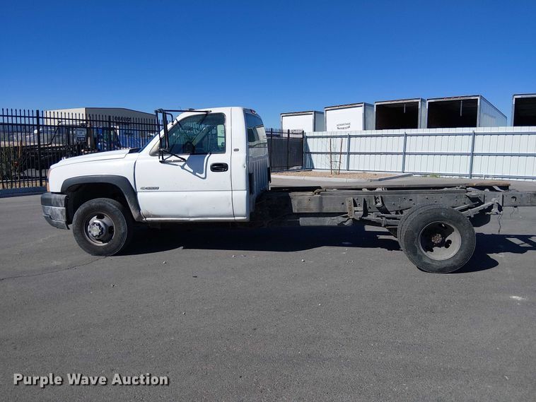 image for item YA3219 2005 Chevrolet Silverado 3500 pickup truck cab and chassis