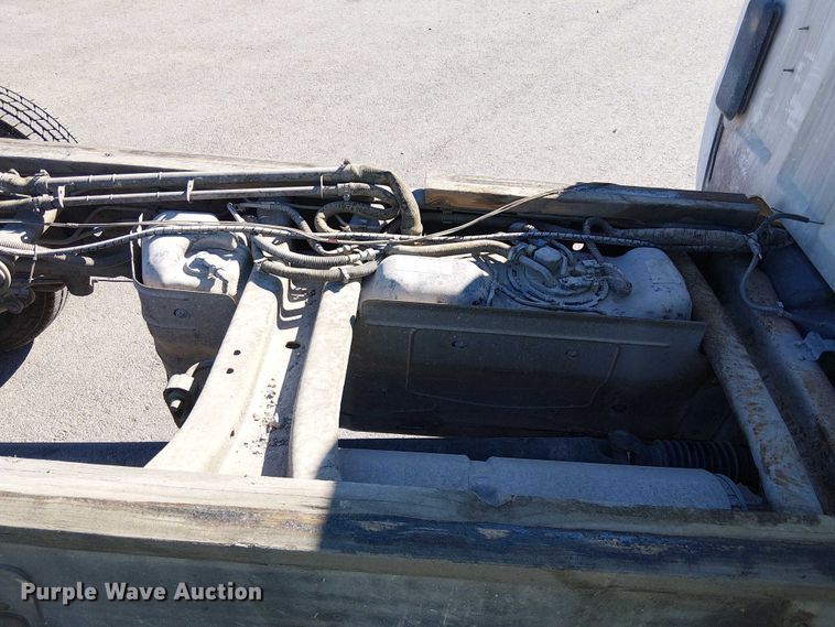 image for item YA3219 2005 Chevrolet Silverado 3500 pickup truck cab and chassis