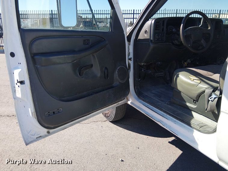 image for item YA3219 2005 Chevrolet Silverado 3500 pickup truck cab and chassis