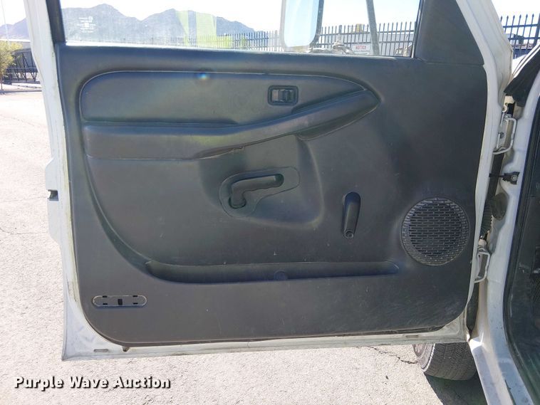 image for item YA3219 2005 Chevrolet Silverado 3500 pickup truck cab and chassis