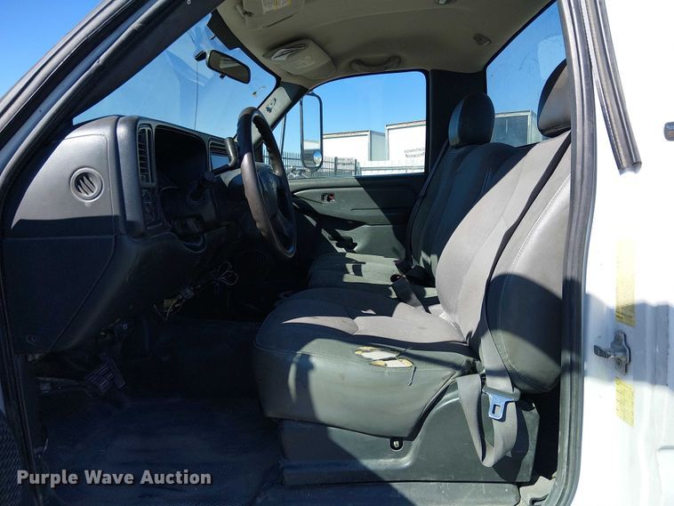 image for item YA3219 2005 Chevrolet Silverado 3500 pickup truck cab and chassis