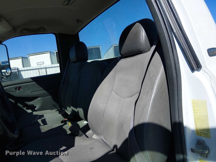 image for item YA3219 2005 Chevrolet Silverado 3500 pickup truck cab and chassis