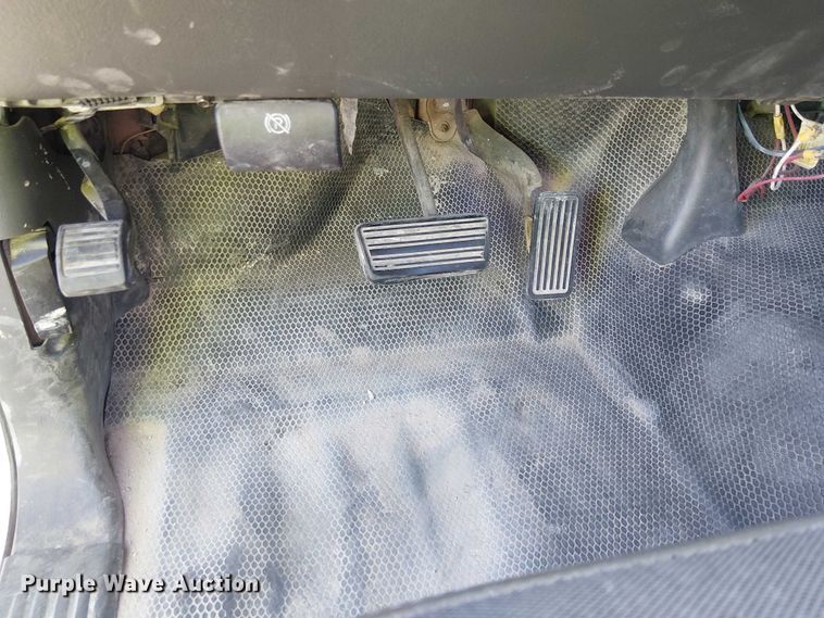 image for item YA3219 2005 Chevrolet Silverado 3500 pickup truck cab and chassis