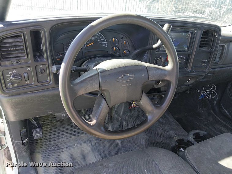 image for item YA3219 2005 Chevrolet Silverado 3500 pickup truck cab and chassis