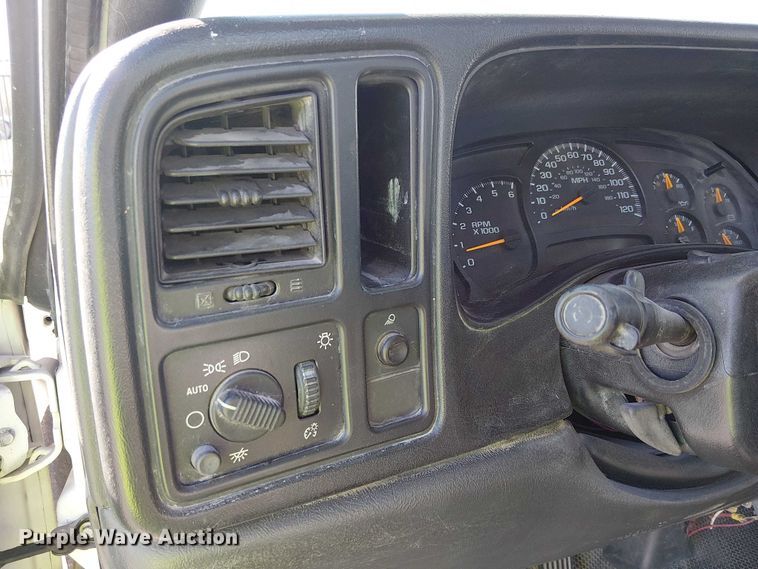 image for item YA3219 2005 Chevrolet Silverado 3500 pickup truck cab and chassis