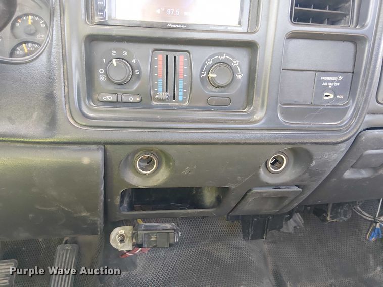 image for item YA3219 2005 Chevrolet Silverado 3500 pickup truck cab and chassis