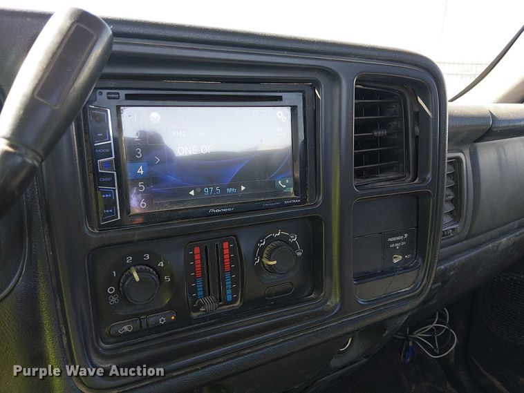 image for item YA3219 2005 Chevrolet Silverado 3500 pickup truck cab and chassis