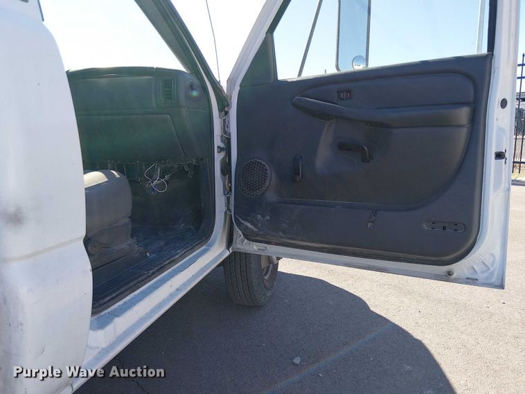 image for item YA3219 2005 Chevrolet Silverado 3500 pickup truck cab and chassis