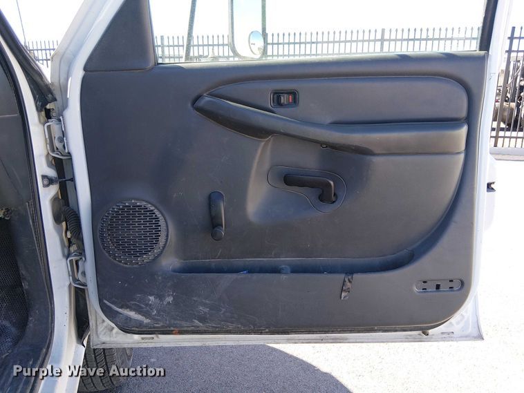 image for item YA3219 2005 Chevrolet Silverado 3500 pickup truck cab and chassis