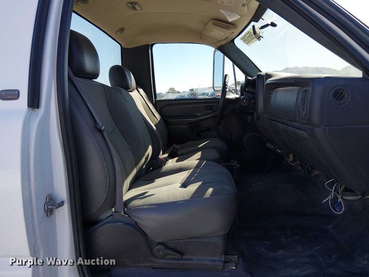 image for item YA3219 2005 Chevrolet Silverado 3500 pickup truck cab and chassis