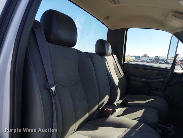 image for item YA3219 2005 Chevrolet Silverado 3500 pickup truck cab and chassis