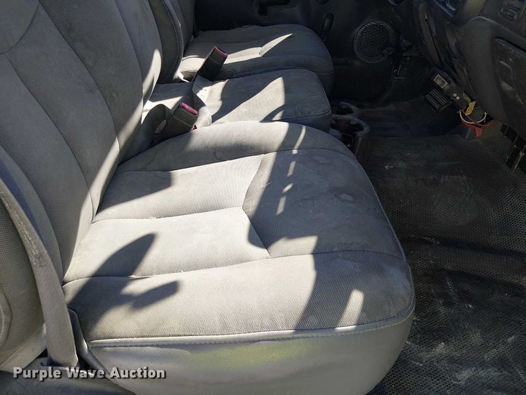 image for item YA3219 2005 Chevrolet Silverado 3500 pickup truck cab and chassis