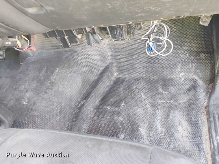 image for item YA3219 2005 Chevrolet Silverado 3500 pickup truck cab and chassis