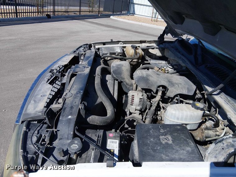 image for item YA3219 2005 Chevrolet Silverado 3500 pickup truck cab and chassis