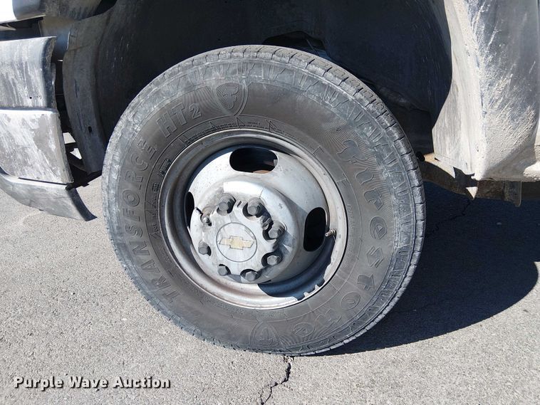 image for item YA3219 2005 Chevrolet Silverado 3500 pickup truck cab and chassis