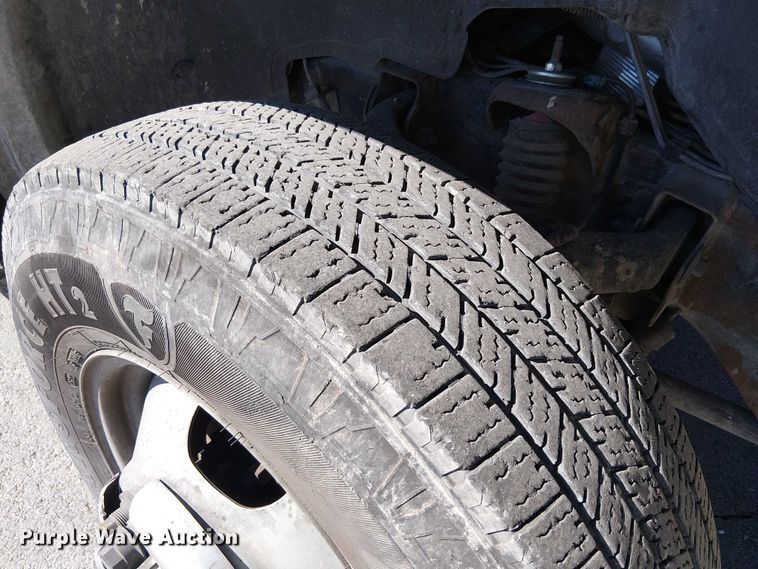 image for item YA3219 2005 Chevrolet Silverado 3500 pickup truck cab and chassis