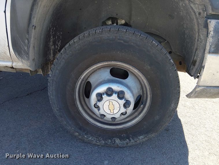 image for item YA3219 2005 Chevrolet Silverado 3500 pickup truck cab and chassis