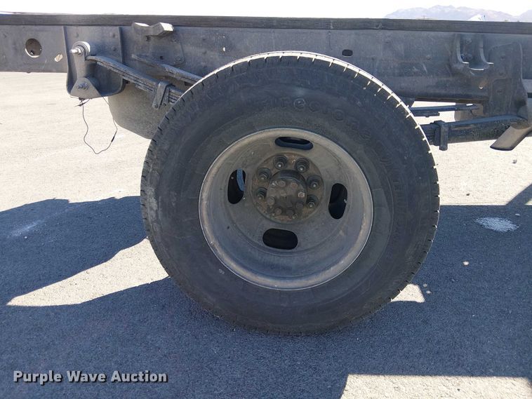 image for item YA3219 2005 Chevrolet Silverado 3500 pickup truck cab and chassis