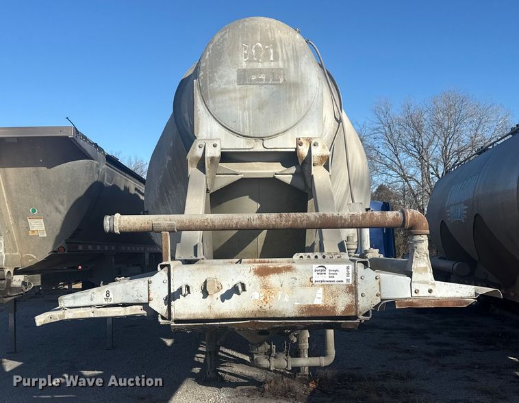 image for item DQ4195 1983 The Heil Co. pneumatic dry bulk trailer