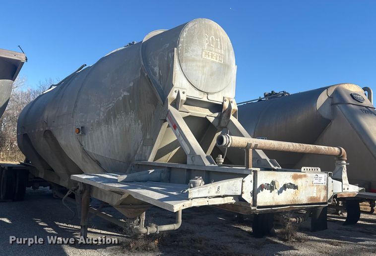 image for item DQ4195 1983 The Heil Co. pneumatic dry bulk trailer
