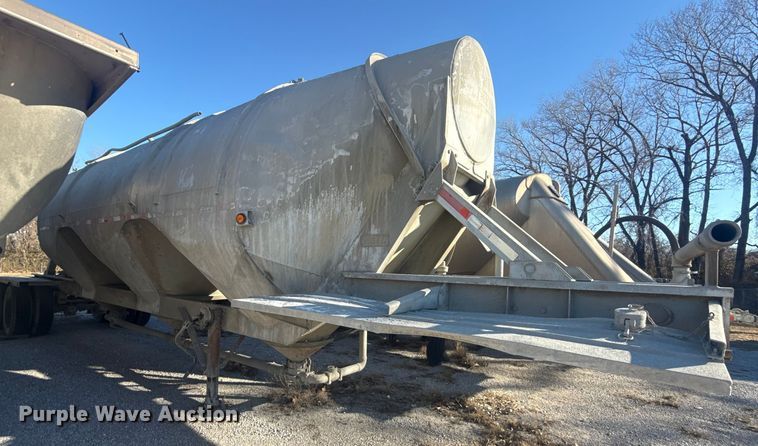 image for item DQ4195 1983 The Heil Co. pneumatic dry bulk trailer