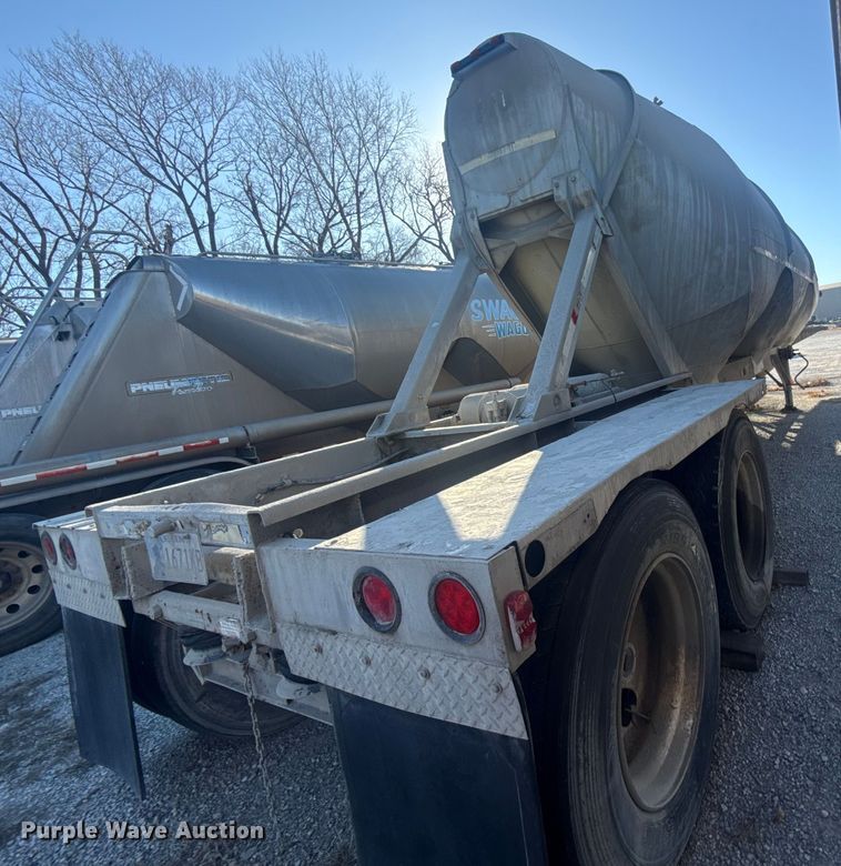 image for item DQ4195 1983 The Heil Co. pneumatic dry bulk trailer