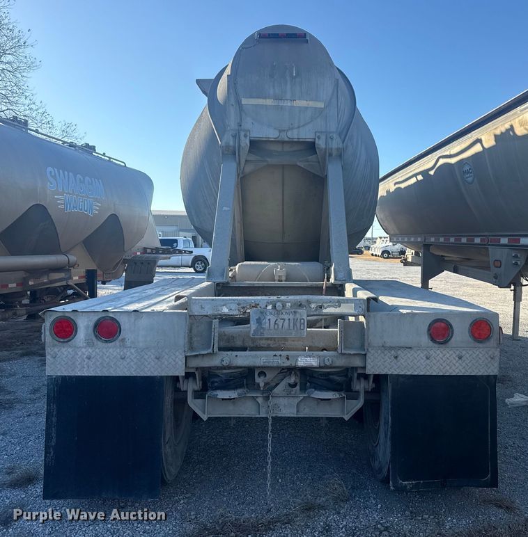 image for item DQ4195 1983 The Heil Co. pneumatic dry bulk trailer