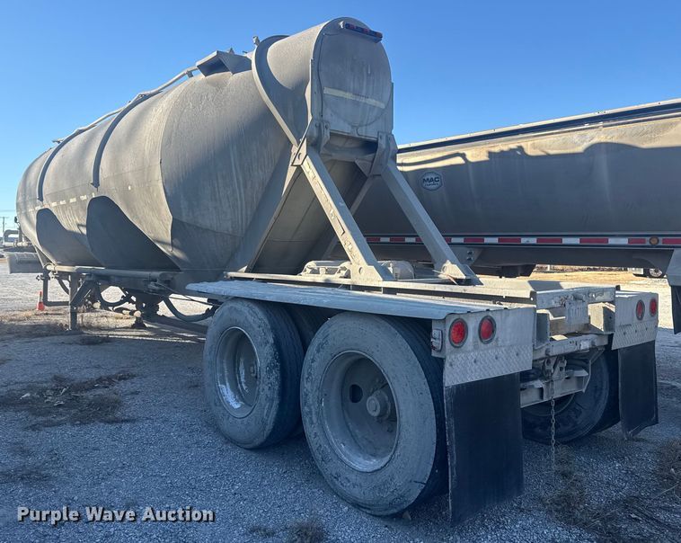 image for item DQ4195 1983 The Heil Co. pneumatic dry bulk trailer