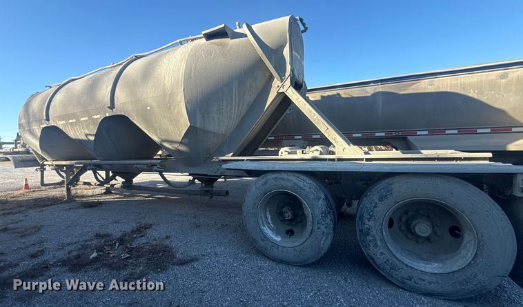 image for item DQ4195 1983 The Heil Co. pneumatic dry bulk trailer