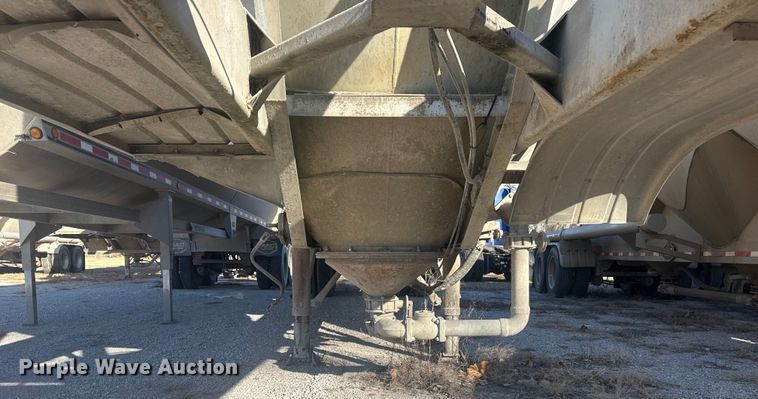 image for item DQ4195 1983 The Heil Co. pneumatic dry bulk trailer