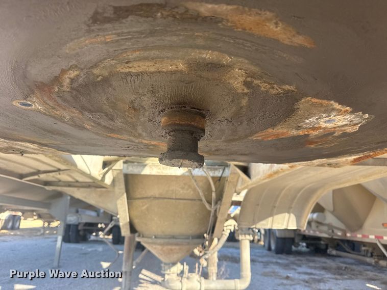 image for item DQ4195 1983 The Heil Co. pneumatic dry bulk trailer