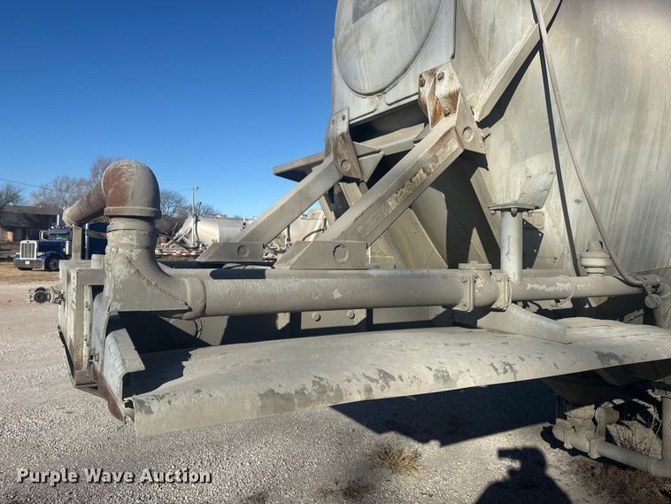 image for item DQ4195 1983 The Heil Co. pneumatic dry bulk trailer