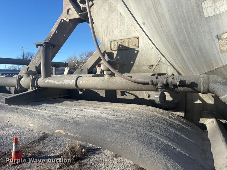 image for item DQ4195 1983 The Heil Co. pneumatic dry bulk trailer