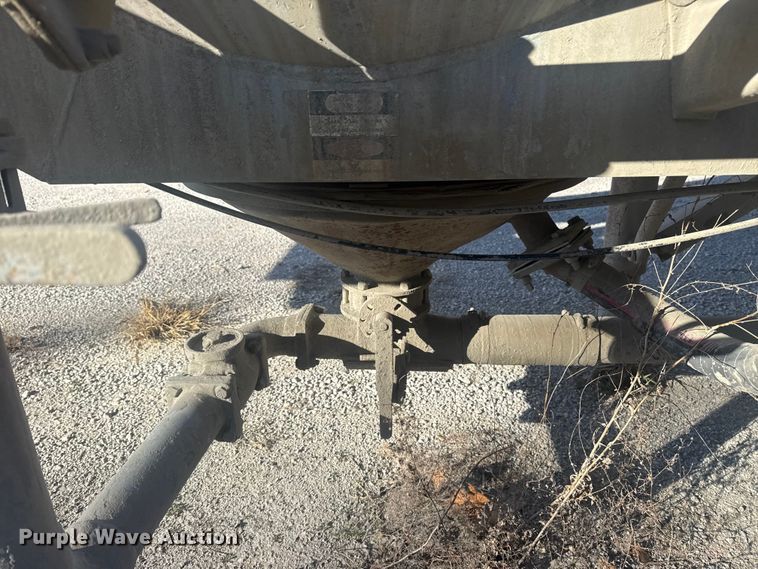 image for item DQ4195 1983 The Heil Co. pneumatic dry bulk trailer