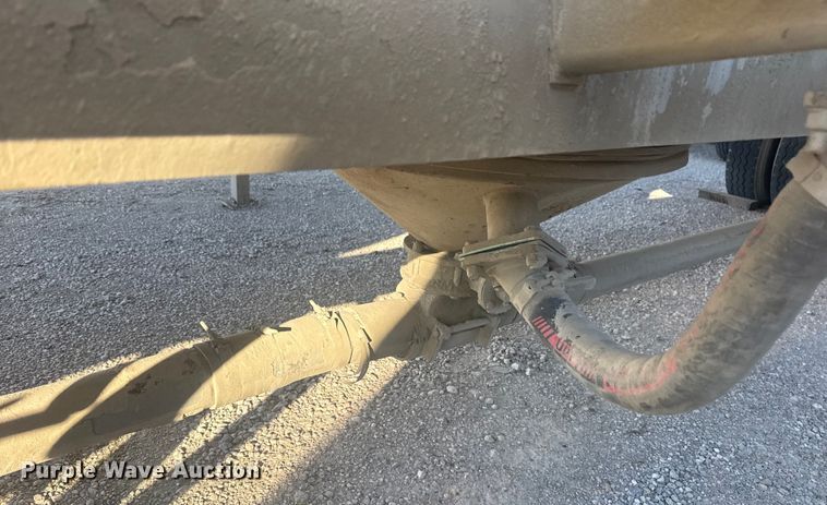 image for item DQ4195 1983 The Heil Co. pneumatic dry bulk trailer