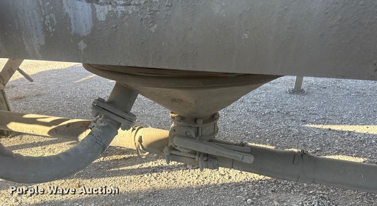 image for item DQ4195 1983 The Heil Co. pneumatic dry bulk trailer