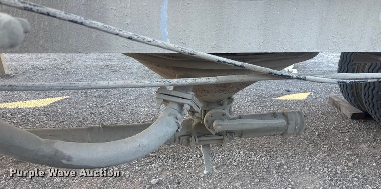 image for item DQ4195 1983 The Heil Co. pneumatic dry bulk trailer