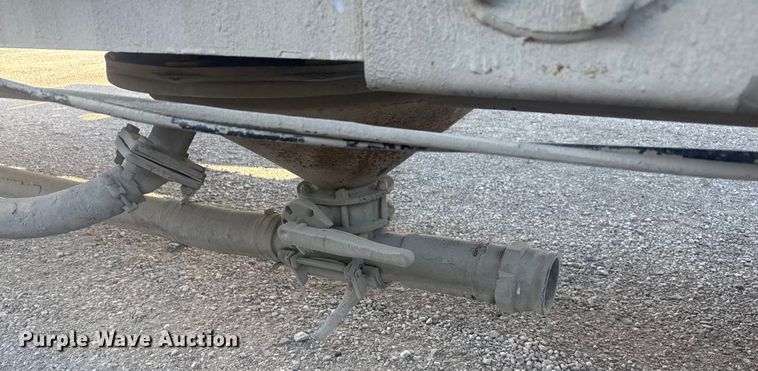 image for item DQ4195 1983 The Heil Co. pneumatic dry bulk trailer