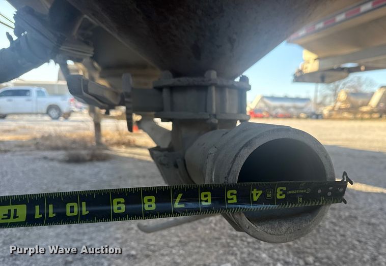 image for item DQ4195 1983 The Heil Co. pneumatic dry bulk trailer