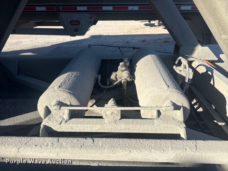 image for item DQ4195 1983 The Heil Co. pneumatic dry bulk trailer