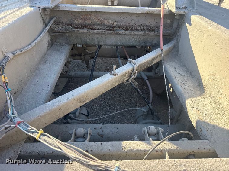 image for item DQ4195 1983 The Heil Co. pneumatic dry bulk trailer