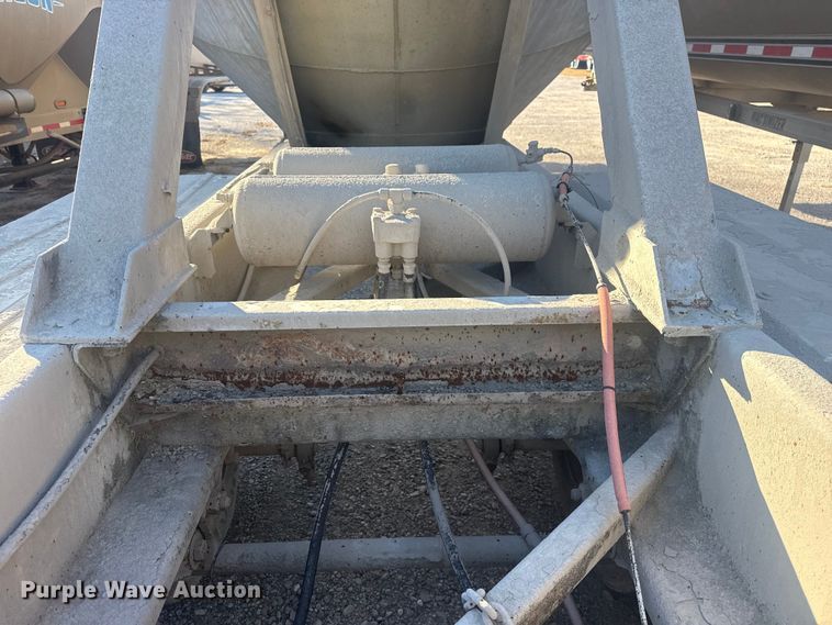 image for item DQ4195 1983 The Heil Co. pneumatic dry bulk trailer