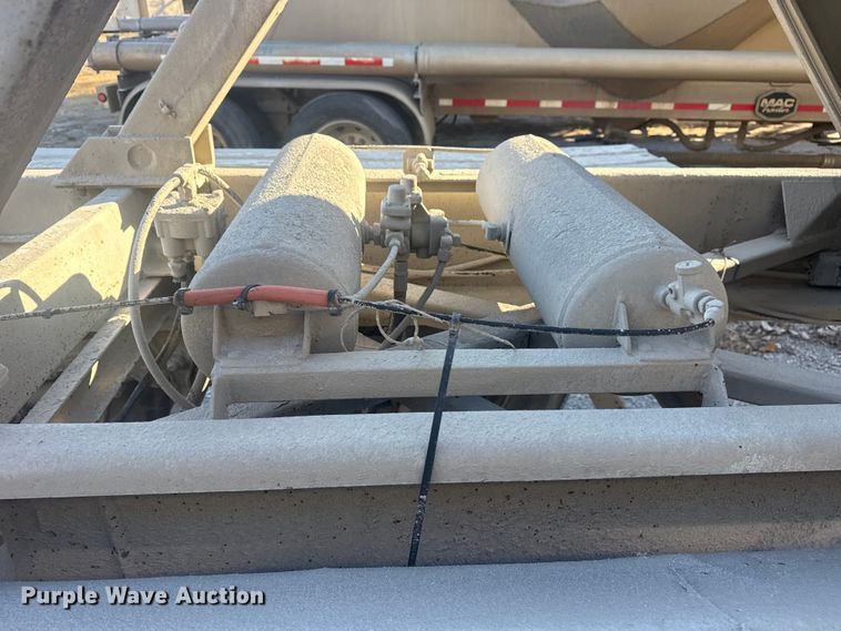 image for item DQ4195 1983 The Heil Co. pneumatic dry bulk trailer