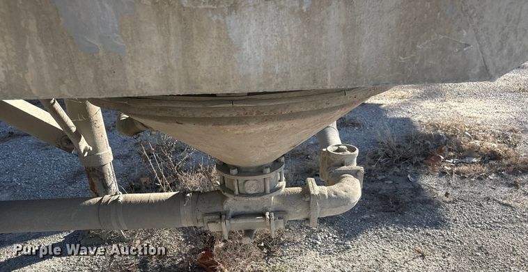 image for item DQ4195 1983 The Heil Co. pneumatic dry bulk trailer