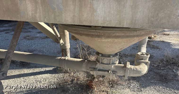 image for item DQ4195 1983 The Heil Co. pneumatic dry bulk trailer